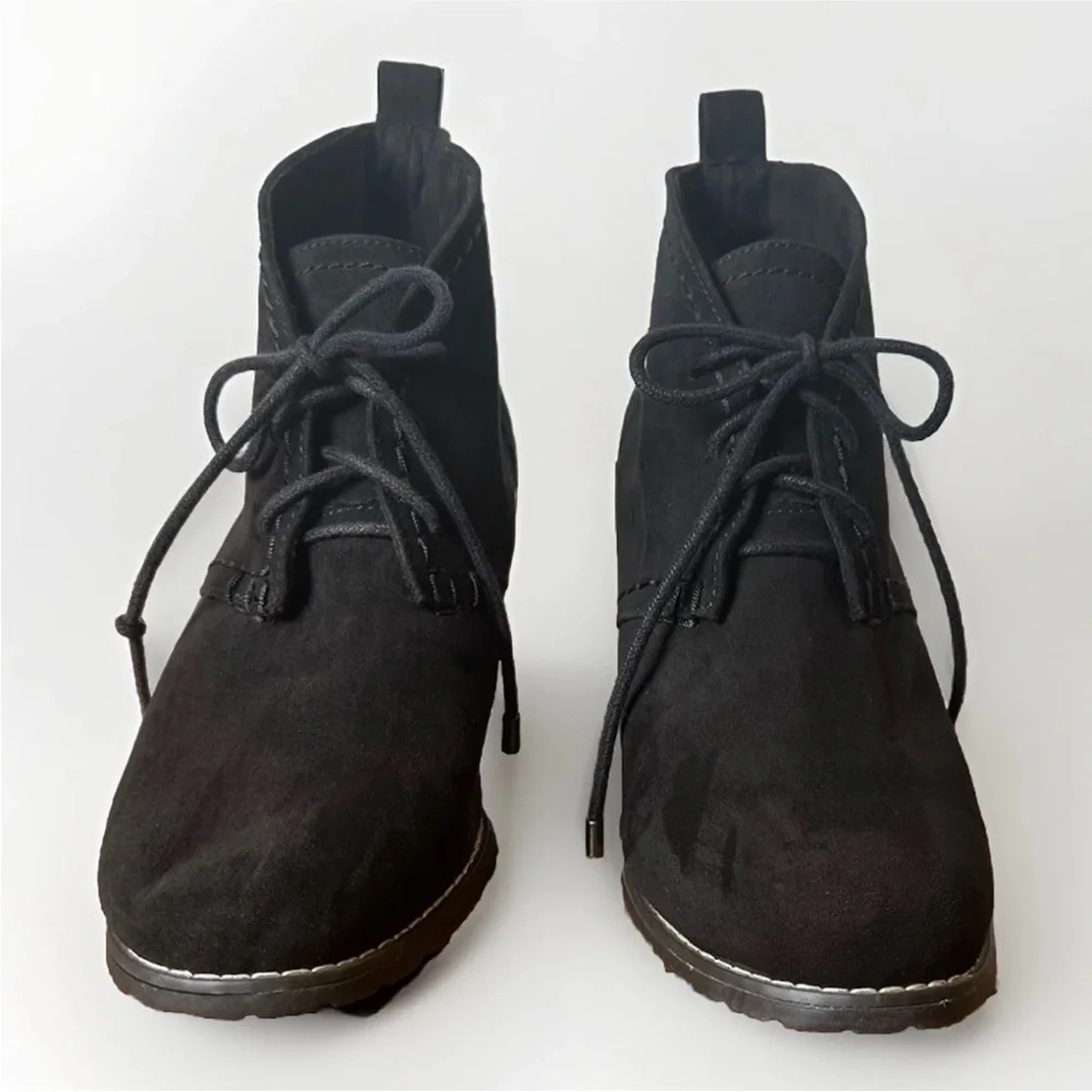 (10) SO AUTHENTIC AMERICAN Black Faux Suede Wedge Ankle Boots